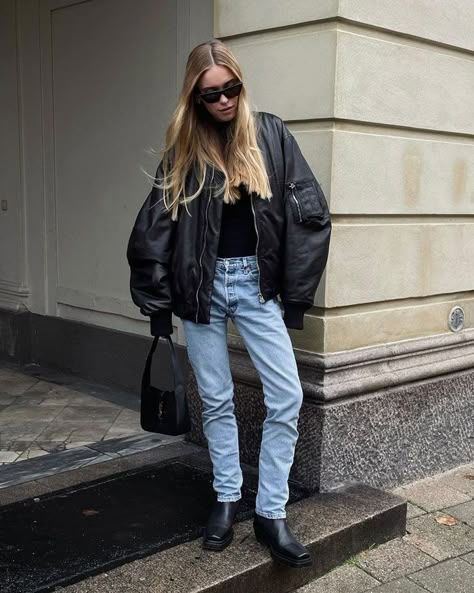 Top 35 Instagram influencer outfits round-up Varsity Jacket Street Style, Oversized Jacket Outfit, Capsule Style, Pernille Teisbaek, Aesthetic Era, Oversize Outfit, Outfits Nyc, Night Style, Leather Jacket Outfits