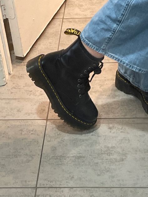 Baggy Jeans Dr Martens, Baggy Jeans With Boots, Doc Martens Jadon Outfit, Aesthetic Dr Martens, Jadon Outfit, Dr Martens Fashion, Dr Martens Aesthetic, Black Boots Aesthetic, Jadon Dr Martens