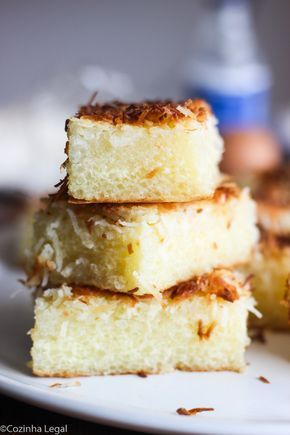 Bolo de tapioca | Cozinha Legal Tapioca Cake, Tapioca Recipes, Brazilian Food, Portuguese Recipes, Authentic Recipes, Diy Cake, Gluten Free Desserts, Easy Cake, Dessert Bars