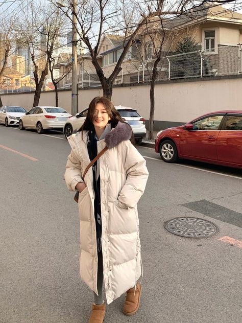 Korean Long Puffer Jacket, Long Puffer Outfit, White Puffer Jacket Outfit, Muted Summer, White Parka, Harbin China, White Puffer Coat, Puffer Outfit, Korean Winter Outfits