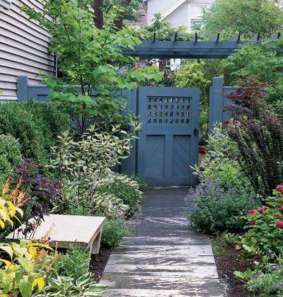 this gate might be perfect Side Yard Gates Ideas, Mixed Hedge, Side Yard Gate, Backyard Plans, Gate Keeper, Plant Combos, Side Gate, Garden Gates And Fencing, Cozy Garden