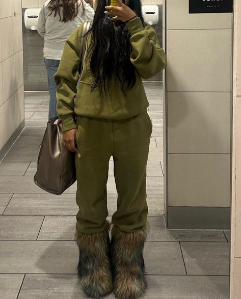 Chill Winter Fits, Insta Baddie Outfits Winter, Cabin Trip Outfit Black Women, Cabin Trip Outfit, Baddie Outfits Winter, Winter Chill Outfits, Insta Baddie Outfits, Fur Boots Outfit, Cabin Outfit