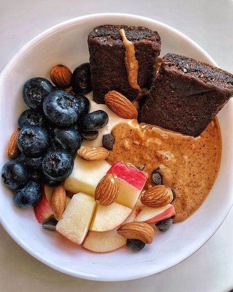 M A R I N A 🌊 Bay Area Foodie on Instagram: "YOGURT BOWL! my old friend how I've missed you. I haven't had one in ages. ⁣ ⁣ Like oatmeal I can pack on the toppings. I love the mixture of flavors and textures. This one had crunchy, chewy, and creamy going on. Need I say more? 😏⁣ ⁣ Snack 👉🏼 Plain Greek yogurt + maple syrup + honey crisp apple + almonds + blueberries + almond butter + @naturesbakery brownie double chocolate fig bars." Greek Yogurt Bowl, Fig Bars, Black Color Hairstyles, Yogurt Bowl, Color Hairstyles, Healthy Food Motivation, Cooking Inspiration, Double Chocolate, Low Calorie Recipes