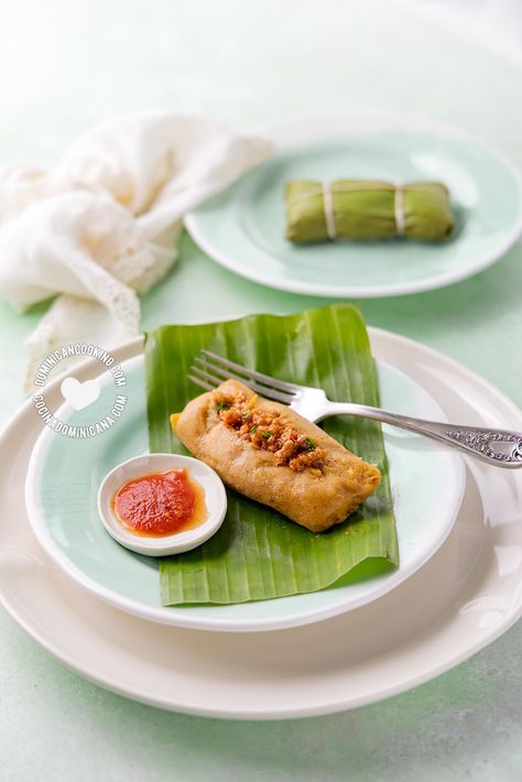 Los Pasteles en Hoja, son un plato clásico en nuestro país y que no pueden faltar en la mesa navideña dominicana. Te compartimos la receta de unos pasteles suaves y cremosos. #cocinadominicana #recetasdominicanas #recetasnavidenas #republicadominicana #recetaslatinas Puerto Rican Pasteles, Cubanelle Pepper, Unripe Banana, Plantain Leaves, New Years Eve Dinner, Dominican Food, Porto Rico, Different Vegetables, Recipe Video