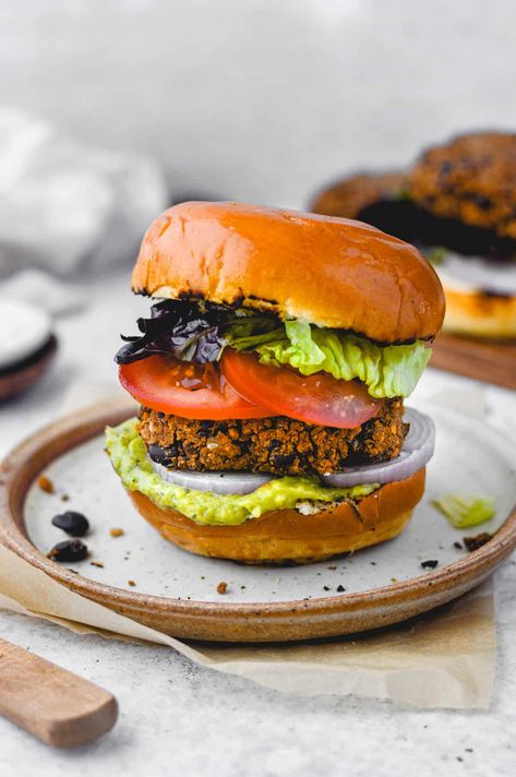 bean burger with tomato on bun Vegan Lentil Burger, Vegan Black Bean Burger, Chickpea Burger, Lentil Burgers, Sweet Potato Black Beans, How To Cook Burgers, Black Bean Veggie Burger, Stuffed Sweet Potato Healthy, Black Bean Burgers