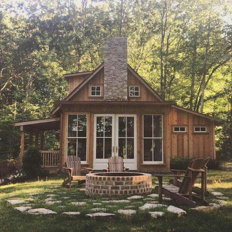 Small Cabin In The Woods, Small Cabin Plans, Chalet Design, A Small House, Cabin Exterior, Tiny Cabins, Cottage Cabin, Log Cabin Homes, Small Cabin