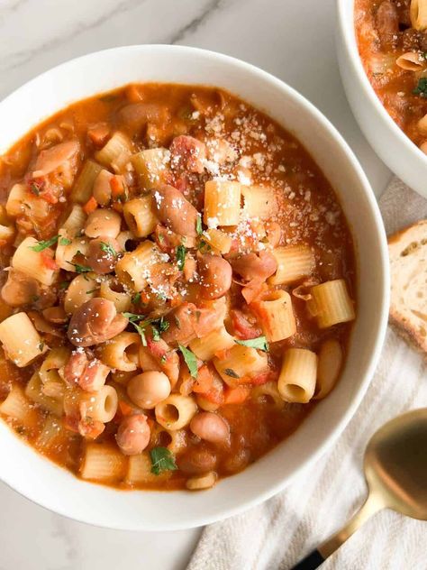 A bowl of authentic pasta e fagioli. Natasha’s Kitchen Pasta E Fagioli, Pasta Fagioli Authentic, Authentic Pasta Fagioli, Pasta Fagoli, Tagliatelle Bolognese, Authentic Pasta, Pasta Fagioli Recipe, Pasta Fagioli Soup, Pasta E Fagioli Soup