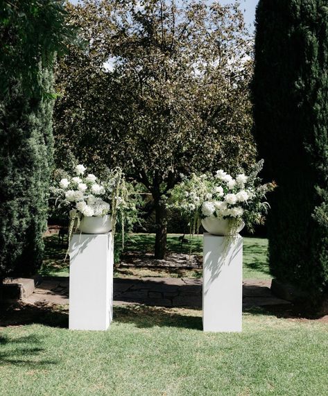 Minimal Wedding Ceremony Flowers, Altar Wedding Flowers, Simple Wedding Aisle, Wedding Alter Flowers, Altar Flowers Wedding, Minimal Wedding Decor, Alter Flowers, Modern Wedding Ceremony, Wedding Alters