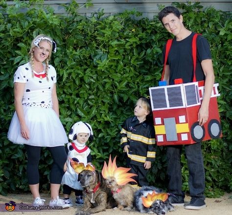 Fireman And Dalmatian Costume, Fire Truck Costume, Truck Costume, Costume Last Minute, Last Minute Costume Ideas, Dad Costume, Halloween Diy Kids, Family Themed Halloween Costumes, Fireman Costume