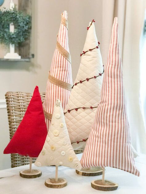 How to make super cute fabric Christmas trees Holiday Fabric Crafts, Fabric Christmas Decorations, Fabric Images, Christmas Tree Kit, Christmas Fabric Crafts, Trees Fabric, Christmas Sewing Projects, Fabric Tree, Christmas Crafts For Adults