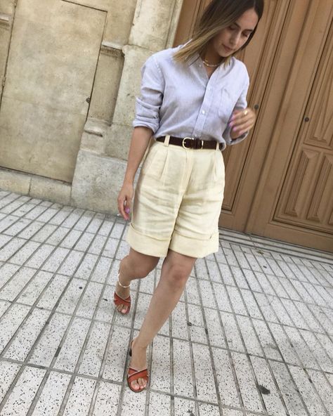 Outfits With Bermuda Shorts, Bermuda Shorts Outfit Summer, Look Bermuda, Bermuda Shorts Outfit, Florida Fall, Chic Natural, Loungewear Outfits, Summer Shorts Outfits, Shirt Tucked In