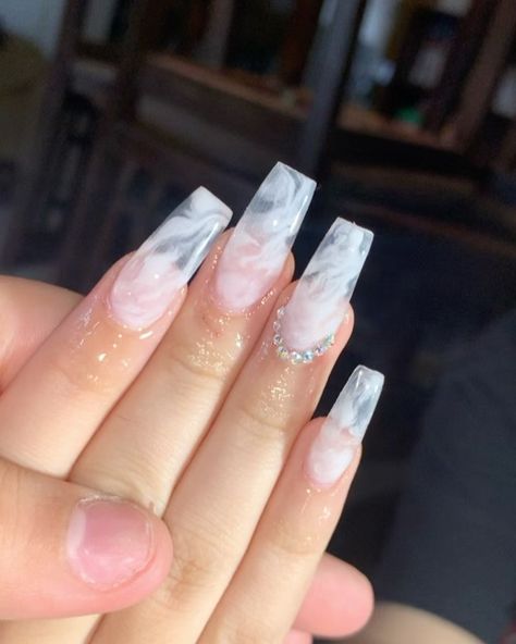 White Marble Nails, Marble Acrylic Nails, Gold Acrylic Nails, Clear Nail, Clear Nails, Marble Nails, Classy Nails, Pretty Acrylic Nails, Rhinestone Nails