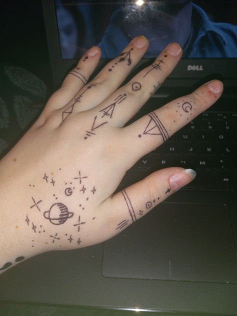 Easy Things To Draw On Ur Hand, Things To Draw On Your Hands When Bored, Doodles On Thigh, Easy Pen Tattoos To Draw On Hand, Hand Art On Hand, Cute Easy Hand Tattoos, Drawing On Arm Ideas Easy, Things To Draw On Your Body With Sharpie, Drawing For Hands