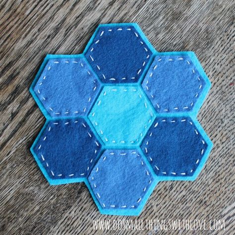 Diy Felt Coasters, Felt Coasters Ideas, Snowflake Coaster, Button Hole Stitch, Felt Hair Accessories, Hexagon Coaster, Cup Cozies, Diy Sewing Gifts, Felt Coasters