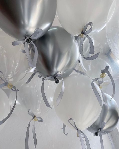 Silver Balloons Aesthetic, Silver Balloons Decoration, Cake Balloons, Silver Party Decorations, Theme White, Alice In Wonderland Tea Party Birthday, Silver Cake, Silver Theme, Silver Balloon