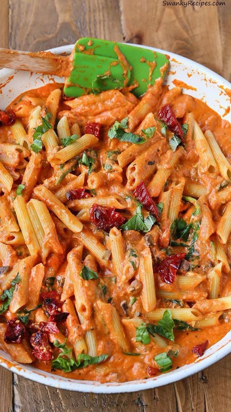 Pasta With Mozzarella, Pasta With Sun Dried Tomatoes, Rosa Pasta, Penne Rosa, Spinach Pasta Recipes, Penne Pasta Recipes, Creamy Tomato Pasta, Resep Pasta, Mozzarella Pasta