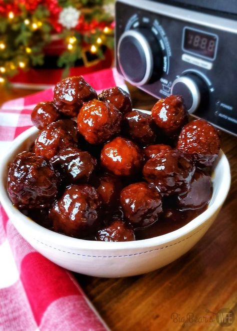 These super popular BBQ and Grape Jelly Crockpot Meatballs are always a hit at Thanksgiving at Christmas! They're super easy to make and everyone always loves them! I had no idea how easy they were until my mom showed me how to make them! Bbq Grape Jelly Meatballs, Grape Jelly Meatballs Recipe, Crockpot Meatballs, Crockpot Chicken And Noodles, Meatball Dinner, Grape Jelly Meatballs, Crock Pot Meatballs, Weiners, Grape Jelly