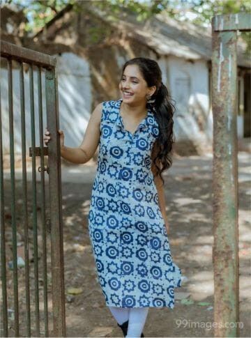 Indigo Kurti Designs Latest, Cotton Churidar Designs, Indigo Kurti Designs, Sayali Sanjeev, Kurti Models, Simple Saree Blouse Designs, Kurta Pattern, Football Wedding, Cotton Churidar