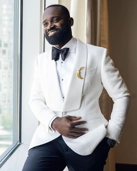 Groom White Suit, White Suit Outfit, Black Groom, White Wedding Suit, Double Breasted Tuxedo, Groomsmen Outfits, Suit Outfit, Suit Ideas, Wedding Court