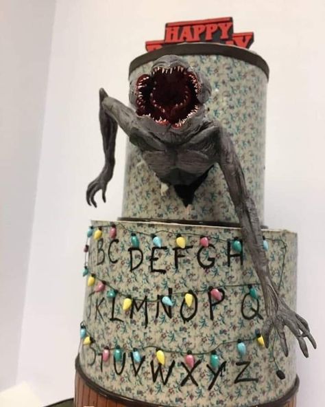 Demogorgon Cake, Stranger Things Birthday Cake, Stranger Things Cake, Stranger Things Birthday, Stranger Things Halloween Party, Cer Nocturn, Cake 3d, Stranger Things Halloween, Stranger Things Poster