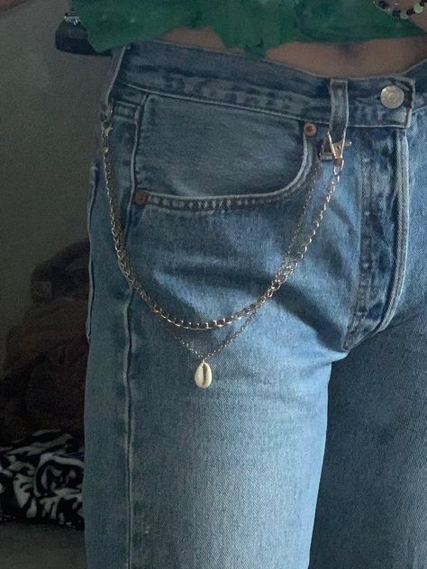 outfit 80s 80s Beaded Jewelry, Beaded Jean Chain, Jeans Chain Diy, Outfit 80s, Jeans With Chains, Chains Aesthetic, Jeans Chain, Pants Chain, Homemade Necklaces