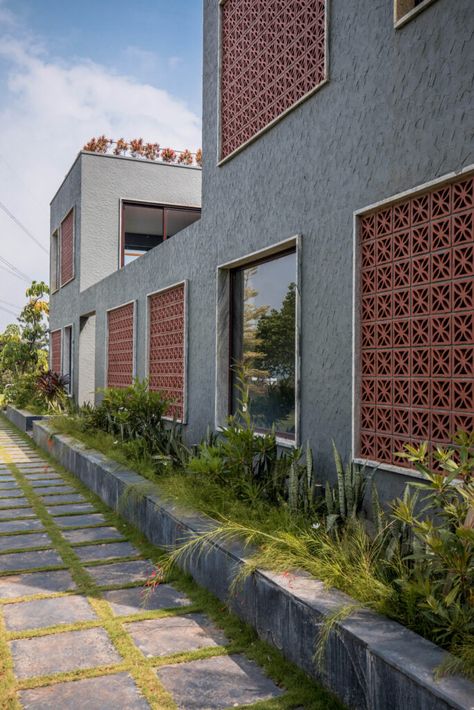 Compound Wall Design Exterior Indian Simple, Simple Contemporary House, Road Architecture, Concrete Wall Tiles, Indian Inspired Decor, Compound Wall Design, Terrace Floor, Small Office Design, Concrete Light