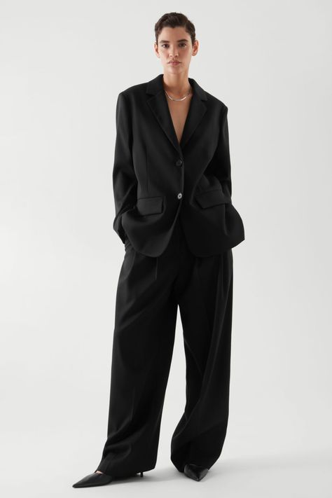 Oversized Blazer Outfit, Black Blazer Outfit, Woman In Suit, Blazer Outfits For Women, Suit Style, Fitted Blazer, Blazer Outfits, Oversized Blazer, Black Suits