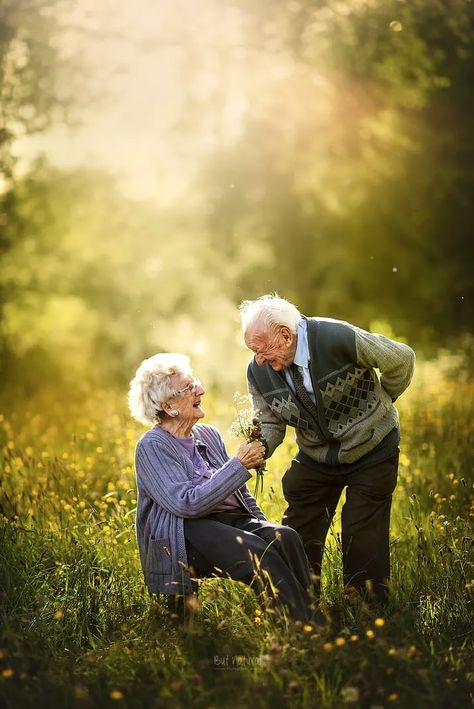 These Elderly Couples Posing For Engagement-Style Photo Shoots Will Bring You SO MUCH Joy Older Couple Poses, Older Couple Photography, Shooting Couple, Older Couple, Old Couple, Elderly Couples, Growing Old Together, Old Couples, Couples Engagement Photos