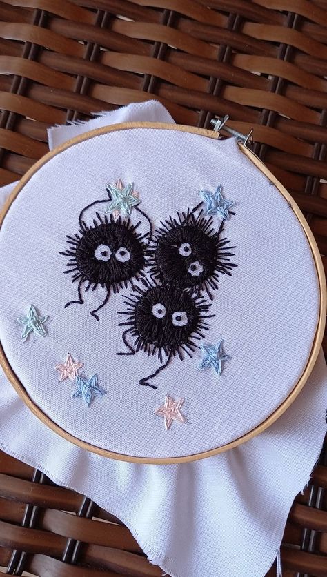 Diy Studio Ghibli Crafts, Studio Ghibli Embroidery Simple, Calcifer Embroidery, Studio Ghibli Embroidery Patterns, Embroidery Ghibli, Studio Ghibli Clothes, Fandom Embroidery, Studio Ghibli Cross Stitch, Studio Ghibli Embroidery