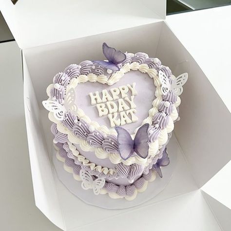 Heart Shaped Birthday Cake, Comic Cake, Amazing Cake Decorating, Rodjendanske Torte, Heart Birthday Cake, Purple Cakes Birthday, Butterfly Birthday Cakes, Vintage Birthday Cakes, Sweet 16 Birthday Cake