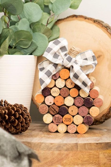 Crafts For Fall, Cork Decor, Wine Corks Decor, Corks Pumpkin, Fall Craft Ideas, Recycled Wine Corks, Paper Dahlia, Cork Ornaments, Cork Projects