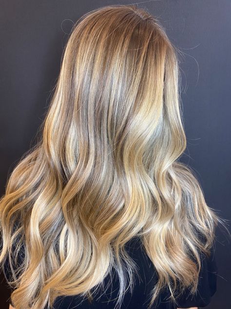 Warm blonde balayage Golden Blonde Balayage With Money Piece, Dimensional Golden Blonde, Warm Dimensional Blonde, Money Blonde Hair, Balayage Golden Blonde, Old Money Blonde Hair, Summer Hair Blonde, Warm Golden Blonde Hair, Warm Blonde Balayage