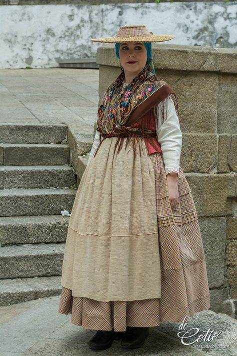 Portuguese Clothing, Cottagecore Plus Size, Outfits For Spain, Costumes Around The World, National Dress, Living History, Folk Costume, Traditional Outfits, Color Pop