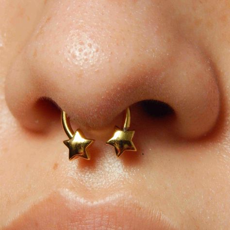 Be beautiful like an evening star when you wear this star horseshoe ring with 3D five-star-shaped ends, the perfect finishing touch for any look. Star Shaped Accessories, Sleepover Makeup, Penny Pokemon, Star Septum, Star Nose Ring, Cute Septum Rings, Star Piercing, Septum Gold, Horseshoe Septum