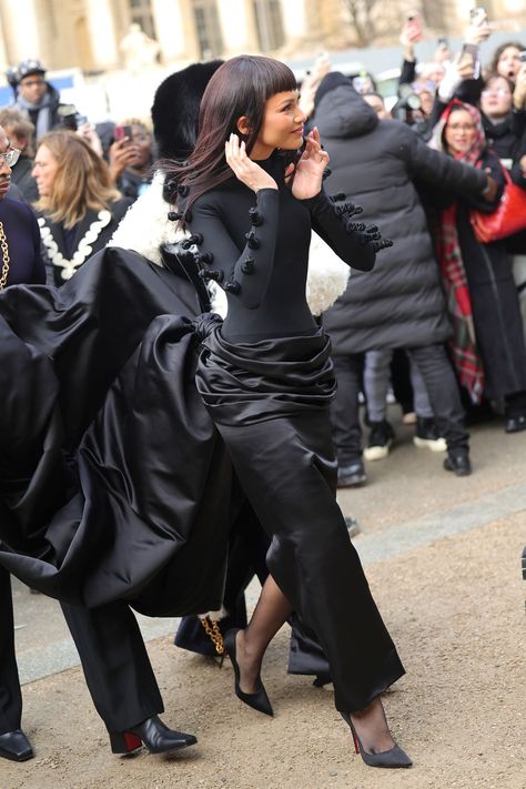 Schiaparelli : Outside Arrivals - Paris Fashion Week - Haute Couture Spring/Summer 2024 Paris Fashion Week 2024, Hunter Schafer, Fashion Week 2024, Monochromatic Outfit, Column Skirt, Moda Paris, Couture Mode, Couture Week, Spring Summer 2024