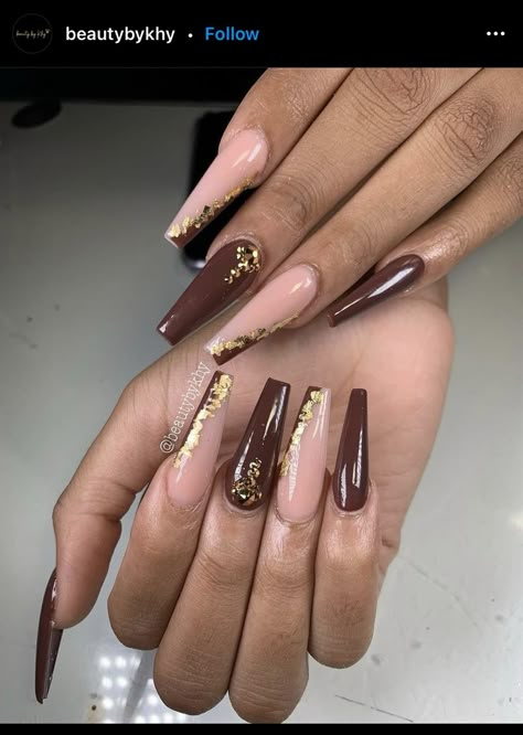 Chocolate And Gold Nails, Brown Nails With Gold Foil, Gold Nail Ideas Acrylic, Brown Nails With Gold Flakes, Brown And Gold Nails Acrylic, Brown And Glitter Nails, Tapper Nails, Simple Brown Nail Designs, Brown And Gold Acrylic Nails