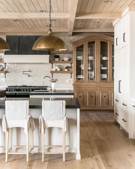 Marie Flanigan Interiors on Instagram: “When a kitchen makes you feel like you’re home 🏠 This beautiful space by @remedy.design embodies all the design elements I love ❤️// Photo:…” New Traditional Kitchen, Timeless Kitchen Ideas, Kitchen Credenza, Paneled Ceiling, Ceiling Kitchen, Kitchen Cabinet Trends, Neutral Kitchen, Beautiful Kitchen Designs, Timeless Kitchen