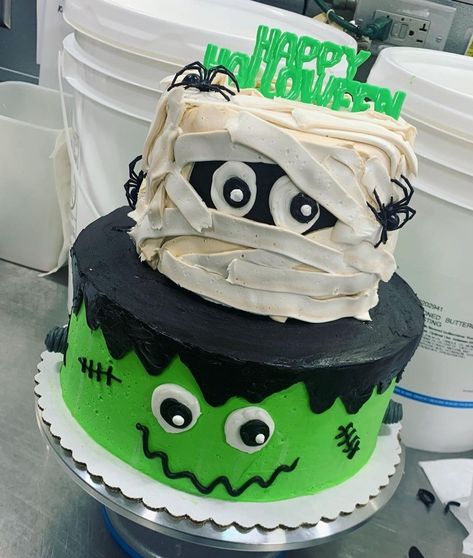 Halloween Themed Birthday Cake, Halloween Smash Cake, Halloween Theme Birthday, Toddler Birthday Cakes, Halloween First Birthday, Halloween 1st Birthdays, Halloween Birthday Cakes, Halloween Cake Decorating, Birthday Sheet Cakes