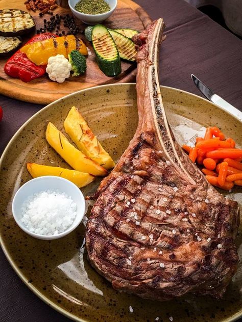 Steak Tomahawk! Steak Tomahawk, Money Buys Happiness, Tomahawk Steak, Healthy Lifestyle Food, How To Grill Steak, Pot Roast, Food For Thought, Steak, Healthy Lifestyle