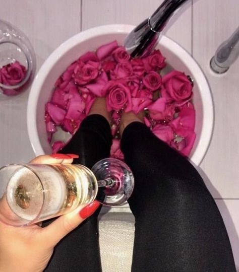 Elisa Cortes Champagne Pedicure, Rose Pedicure, Diy Pedicure, Glam Life, Champagne Rose, 3d Lashes, Mink Eyelashes, Lashes, Champagne