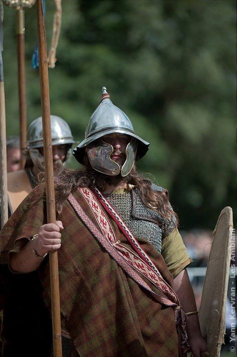 Gallic Aristocrat 1st century BC (Gallic Wars) Military Costumes, Historical Warriors, Armor Clothing, Ancient Armor, Celtic Warriors, Ancient Celts, Ancient Warfare, Historical Armor, Celtic Culture