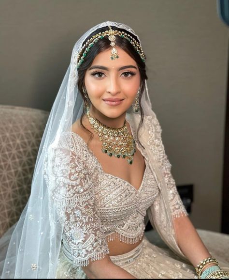 Lehenga Jewellery Ideas, Makeup For White Dress, Pakistani Bridal Makeup, White Lehenga, Wedding Lookbook, Bengali Bride, Desi Bride, Hindu Bride, Blush Bride