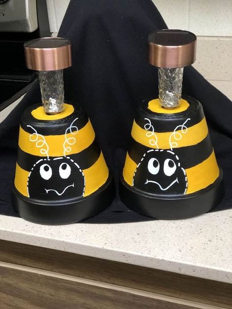 Crafty Fun Group | Just finished my Bee solar lights to go with my ladybugs solar lights | Facebook Clay Pot Bee, Flower Pot Solar Lights, Clay Pot Lighthouse, Bumble Bee Craft, Bee Hive Craft, Diy Garden Decor Projects, Terra Cotta Pot Crafts Diy, Solar Light Crafts, Solar Lights Diy