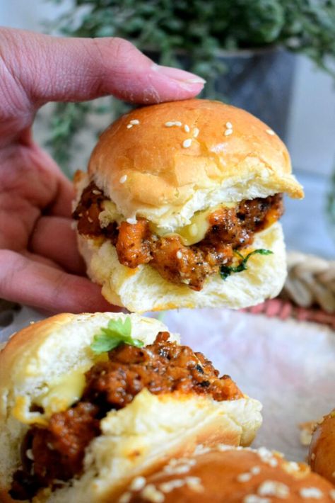 Chicken Appetizers Indian, Chicken Tikka Sliders, Indian Bbq Party Ideas, Desi Appetizers For Party, Indian Sliders, Small Tikka, Mini Balcony, Romantic Breakfast, Indian Appetizers