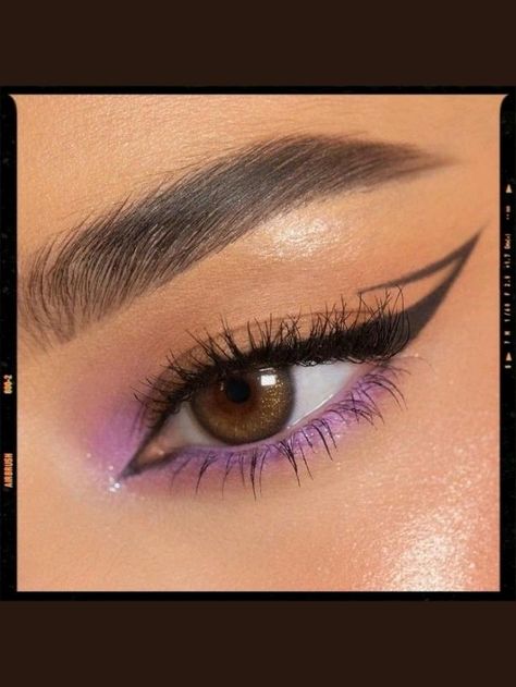 Eyeliner Styles With Color, Glamorous Eyeshadow Looks, Make Up On Brown Eyes, Model Aesthetic Makeup, Colorful Eye Makeup Aesthetic, Colored Eyeliner Makeup Looks, Eyeliner Styles Color, Makeup Looks With Colorful Eyeliner, Eyeliner Looks With Color