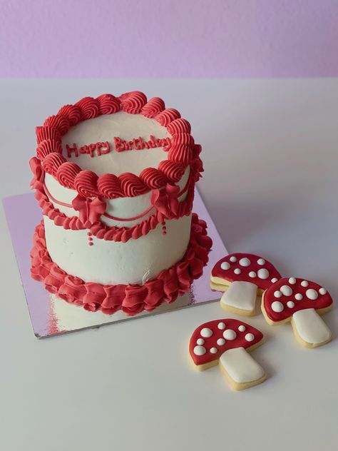 vintage cake with mushroom cookies Red And White Vintage Cake, Mushroom Cake Decoration, White Vintage Cake, Victorian Cakes, Galentine's Party, Mushroom Cake, Mushroom Cookies, Red And White Mushroom, Vintage Cakes