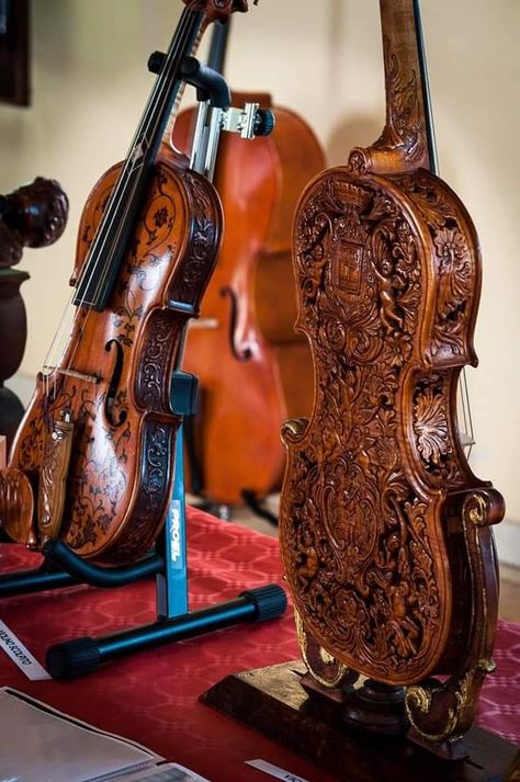 Hp Oc, Cool Violins, Violin Shop, Violin Instrument, Violin Makers, Violin Art, Violin Design, Instruments Art, A Night At The Opera