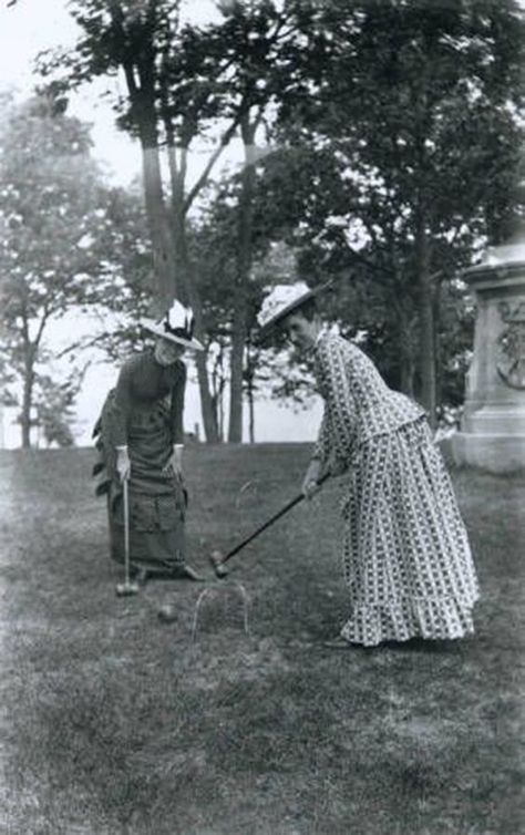 vintage croquet Bijoux Art Nouveau, Victorian Women, Edwardian Fashion, Golf Fashion, Working Woman, White Photo, Vintage Pictures, Historical Society, Belle Epoque