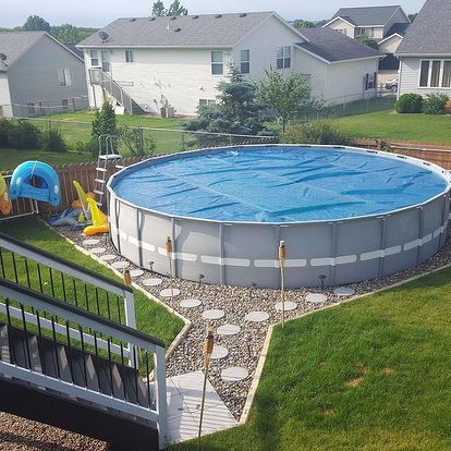 A husband and wife want an outdoor oasis. First, they buy a pool, but then they do THIS! Solar Pool Heater Diy, Oberirdischer Pool, Backyard Upgrades, Piscina Intex, Landscape Timbers, Intex Pool, Above Ground Pool Landscaping, Above Ground Pool Decks, Pool Installation