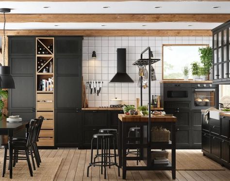 Cuisine noire et blanche : sélection de 12 modèles tendance Chalet Kitchen, Industrial Room, Dark Wood Kitchens, Ikea Kitchen Design, White Backsplash, Design Your Kitchen, Oak Kitchen, Ikea Kitchen, Kitchen Themes